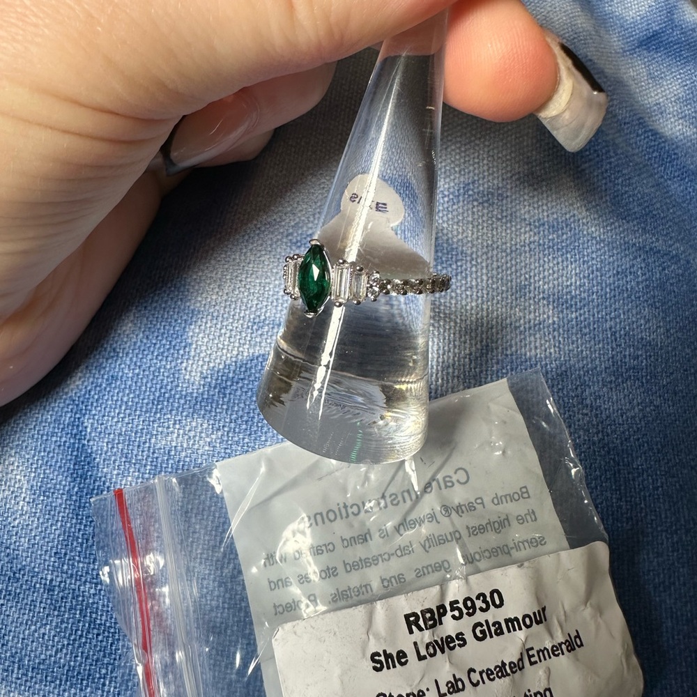 She loves glamour - by bomb party - Picture 5 of 5